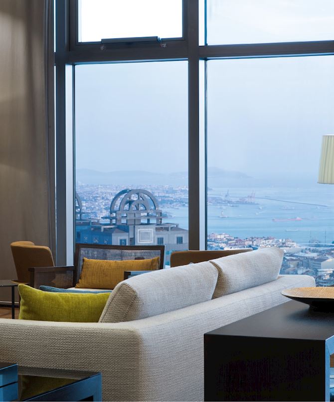 32.katta yer alan Executive Lounge'da Istanbul ve boğaz manzarası